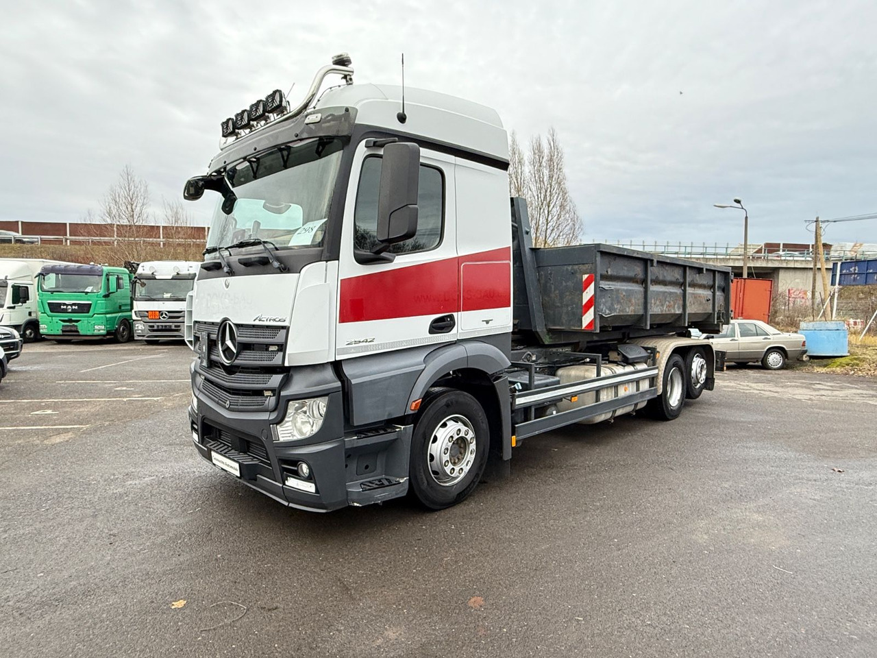 Mercedes-Benz Actros 2542 Abrollkipper mit Container - Hook lift truck: picture 3 Mercedes-Benz Actros 2542 Abrollkipper mit Container - Hook lift truck: picture 3