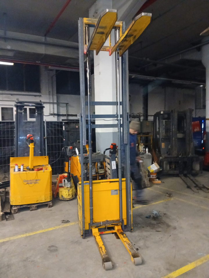 EGV12 - Stacker: picture 3 EGV12 - Stacker: picture 3