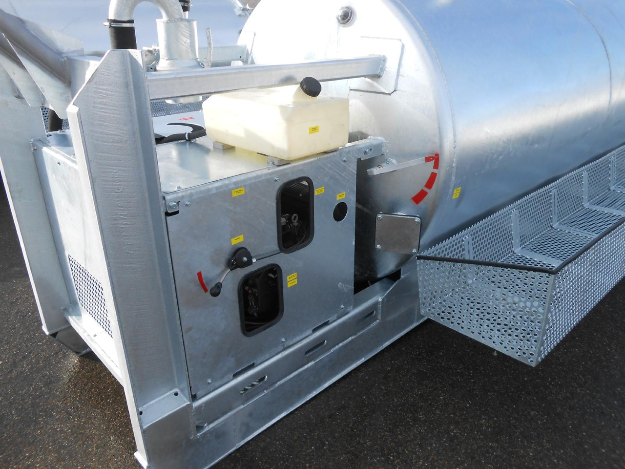 New Drilling rig S-Vac 8.5m³ Saugfass Druckfass Vacuum suction systems are are fully integrated at the HDD jobsite from today.: picture 7