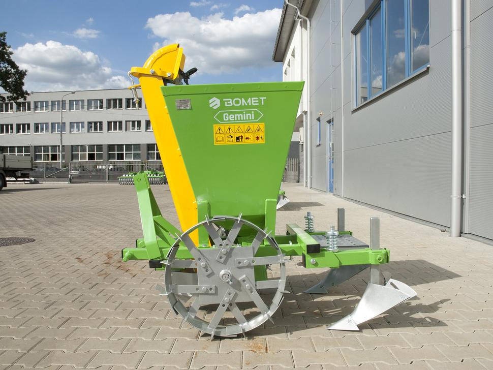 Bomet Kartoffelpflanzmaschine / Potato planter / Planteuse de pomme de terre / Piantapatate / Sadzarka ziemniaków - Potato planter: picture 3 Bomet Kartoffelpflanzmaschine / Potato planter / Planteuse de pomme de terre / Piantapatate / Sadzarka ziemniaków - Potato planter: picture 3