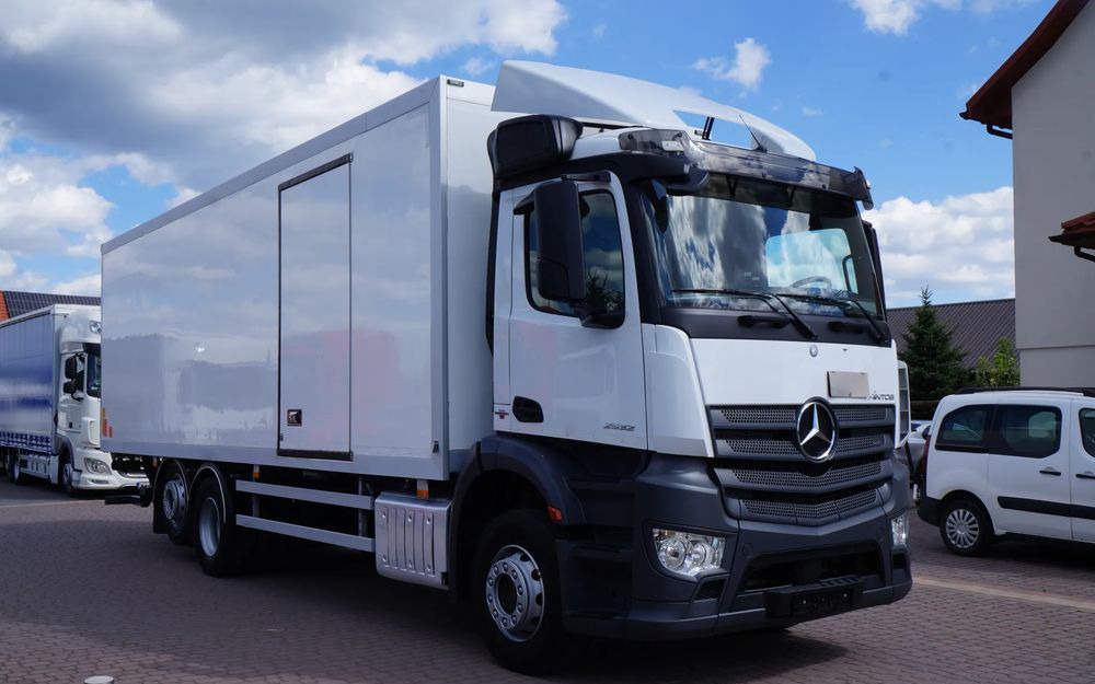 Mercedes-Benz ANTOS 2632 6x2 EURO 6 KONTENER 21 PALET ŁAD. 15.000 KG WINDA WEBASTO - Box truck: picture 3 Mercedes-Benz ANTOS 2632 6x2 EURO 6 KONTENER 21 PALET ŁAD. 15.000 KG WINDA WEBASTO - Box truck: picture 3