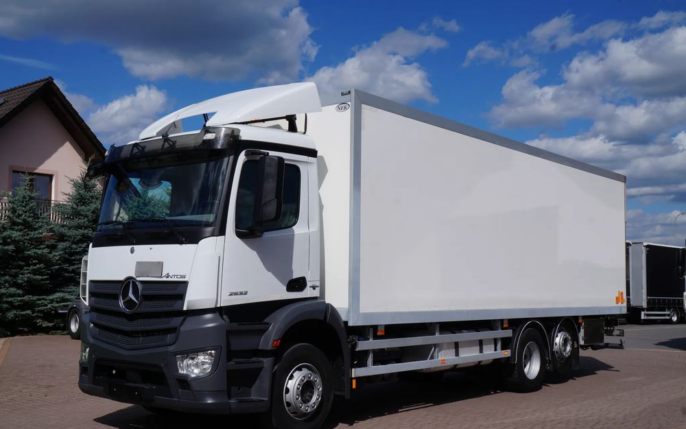 Mercedes-Benz ANTOS 2632 6x2 EURO 6 KONTENER 21 PALET ŁAD. 15.000 KG WINDA WEBASTO - Box truck: picture 1 Mercedes-Benz ANTOS 2632 6x2 EURO 6 KONTENER 21 PALET ŁAD. 15.000 KG WINDA WEBASTO - Box truck: picture 1