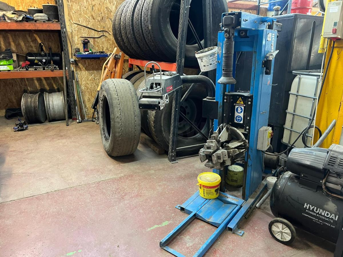 Ravaglioli Démonte pneus GRS926 - Garage equipment: picture 3 Ravaglioli Démonte pneus GRS926 - Garage equipment: picture 3