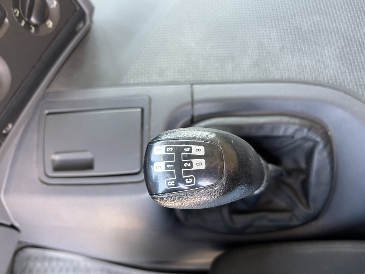 Dropside/ Flatbed truck Scania P320: picture 37 Dropside/ Flatbed truck Scania P320: picture 37