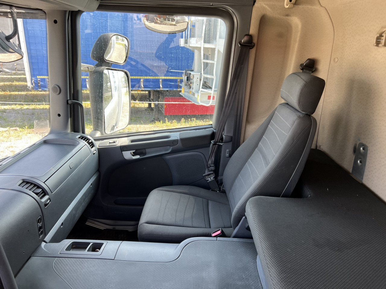 Dropside/ Flatbed truck Scania P320: picture 39 Dropside/ Flatbed truck Scania P320: picture 39