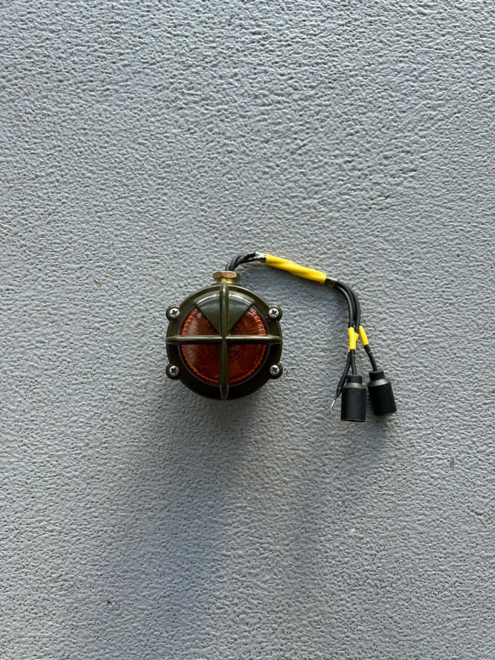 MAN KAT 1-8X8-6X6-4X4-INDICATOR LAMP-OFF-ROAD TRUCK - Spare parts: picture 1 MAN KAT 1-8X8-6X6-4X4-INDICATOR LAMP-OFF-ROAD TRUCK - Spare parts: picture 1