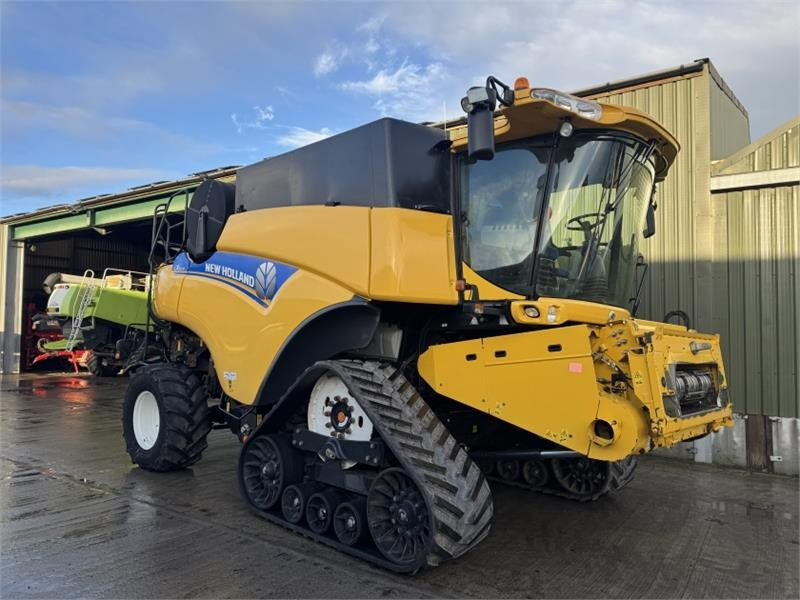 New Holland CR9070 c/w 30ft Varifeed Header - Harvester attachment: picture 3 New Holland CR9070 c/w 30ft Varifeed Header - Harvester attachment: picture 3
