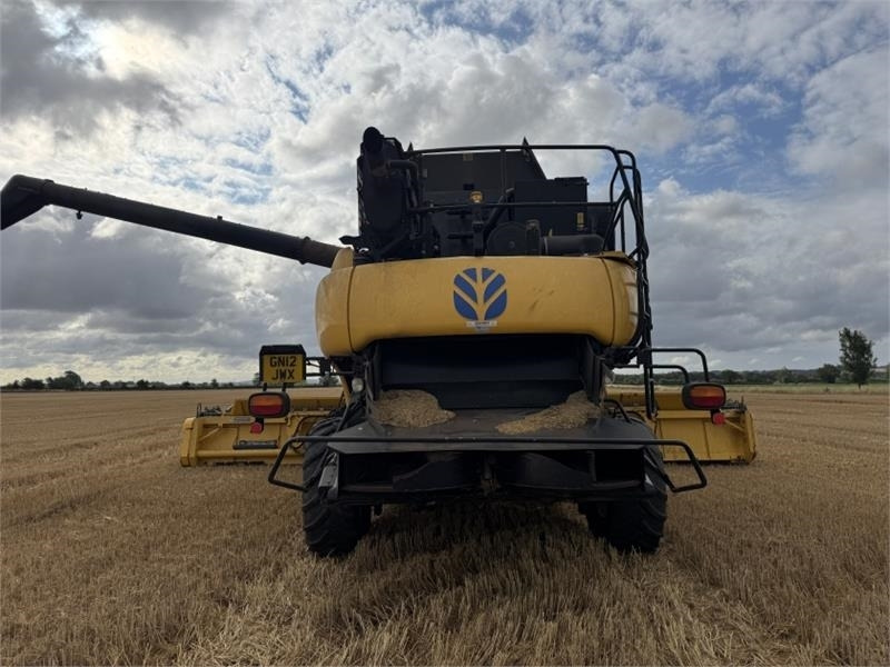 New Holland New Holland CR9090 Rotary Combine **Video Below** - Harvester attachment: picture 4 New Holland New Holland CR9090 Rotary Combine **Video Below** - Harvester attachment: picture 4