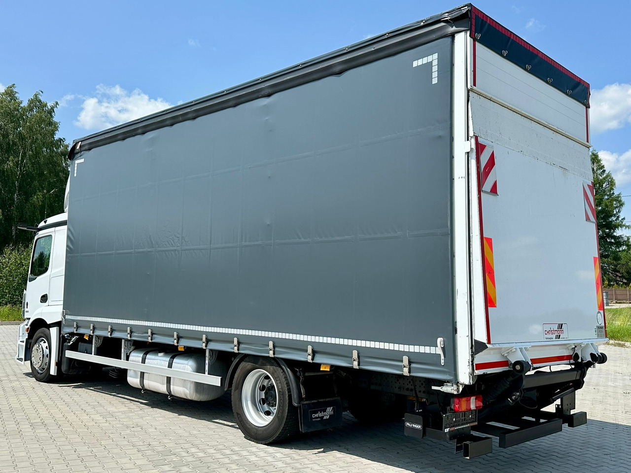MERCEDES-BENZ ACTROS 1833 / FIRANKA / WINDA / 18 PALET / AUTOMAT / 310 TYS KM / DUŻY SILNIK / 2020 ROK / SYPIALKA - Curtainsider truck: picture 4 MERCEDES-BENZ ACTROS 1833 / FIRANKA / WINDA / 18 PALET / AUTOMAT / 310 TYS KM / DUŻY SILNIK / 2020 ROK / SYPIALKA - Curtainsider truck: picture 4