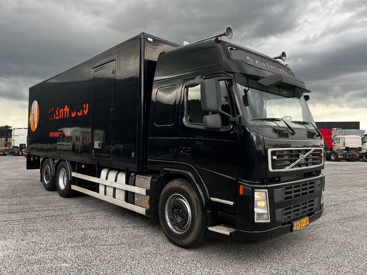 Volvo FM 9.300 Globe 6x2, Euro 5 - Box truck: picture 2 Volvo FM 9.300 Globe 6x2, Euro 5 - Box truck: picture 2
