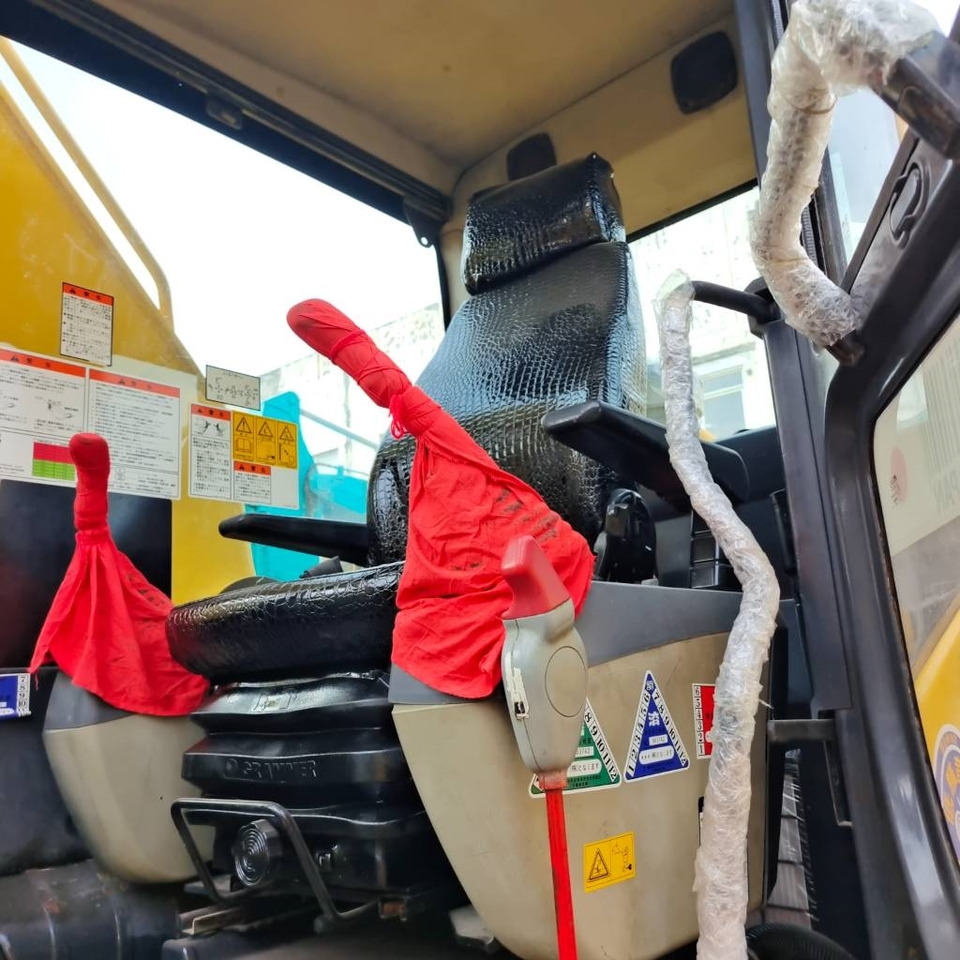 Crawler excavator Komatsu PC 200-8: picture 10