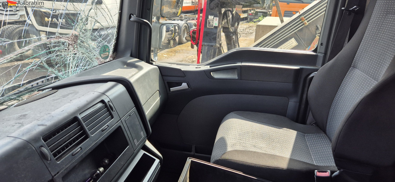 MAN TGL 8.150 4X2 BL Unfallschaden bedingt fahrbereit, Motor ok - Commercial vehicle: picture 2 MAN TGL 8.150 4X2 BL Unfallschaden bedingt fahrbereit, Motor ok - Commercial vehicle: picture 2