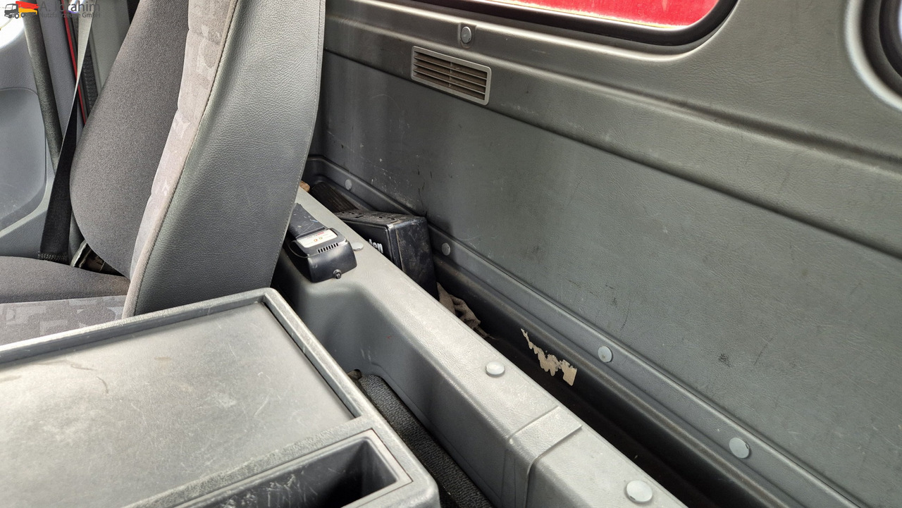 Mercedes-Benz 1833 HIAB Kran, Funk FB Scheckheft gepflegt bei Mercedes - Dropside/ Flatbed truck, Crane truck: picture 4 Mercedes-Benz 1833 HIAB Kran, Funk FB Scheckheft gepflegt bei Mercedes - Dropside/ Flatbed truck, Crane truck: picture 4