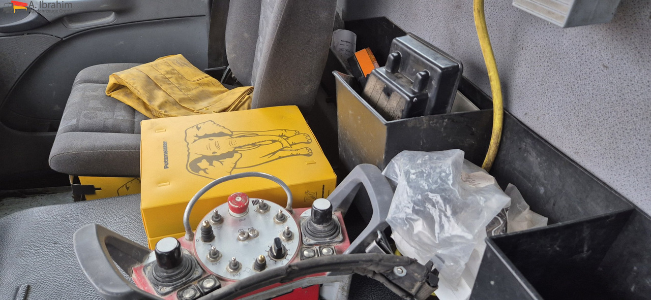 Mercedes-Benz 3241 PM 21-3   Liebherr 7 cbm PUMI Putzmeister Liebherr - Mixer pump truck: picture 3 Mercedes-Benz 3241 PM 21-3   Liebherr 7 cbm PUMI Putzmeister Liebherr - Mixer pump truck: picture 3