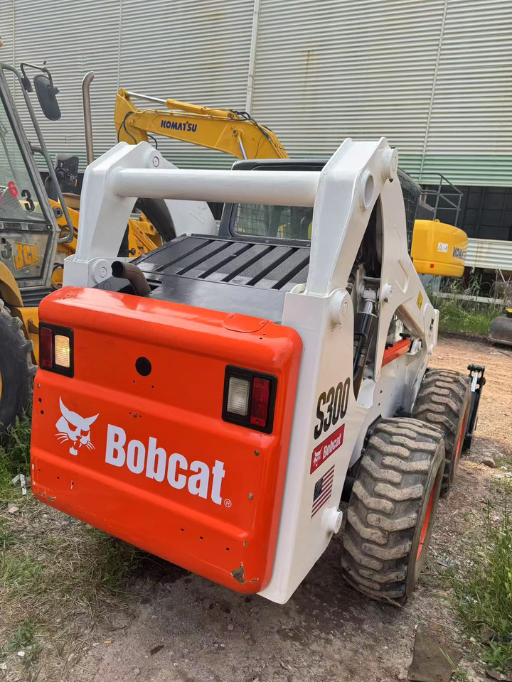 BOBCAT S300 - Backhoe loader: picture 4 BOBCAT S300 - Backhoe loader: picture 4