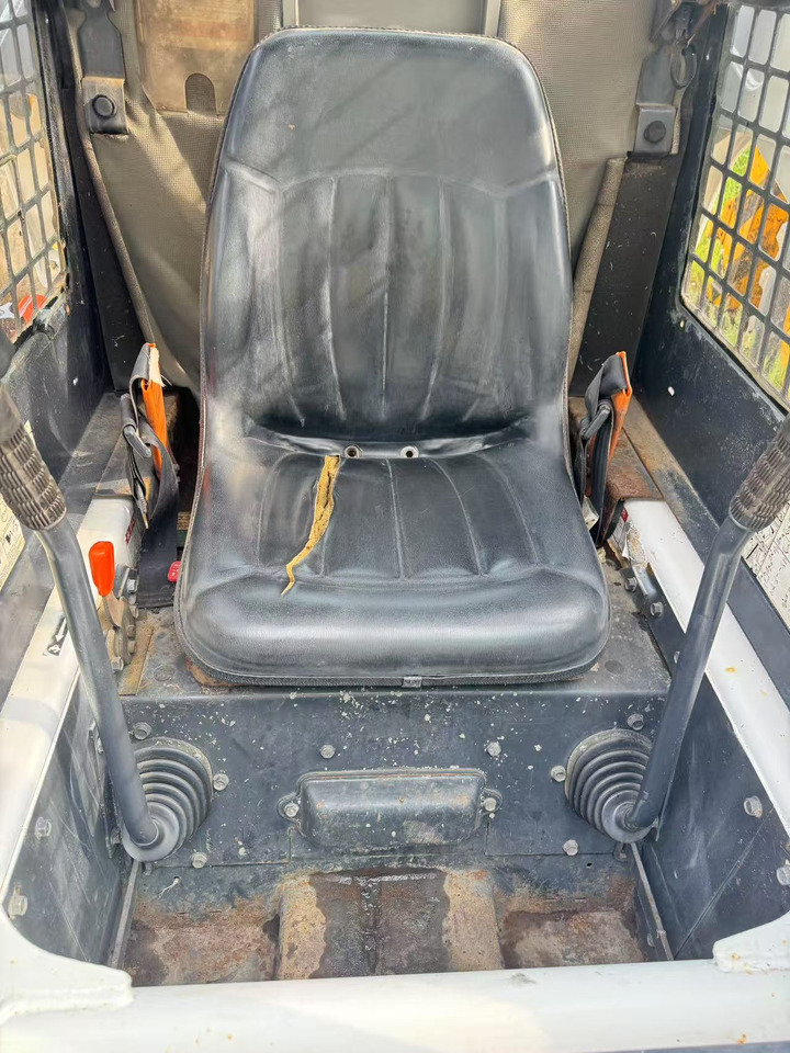 BOBCAT S300 - Backhoe loader: picture 5 BOBCAT S300 - Backhoe loader: picture 5