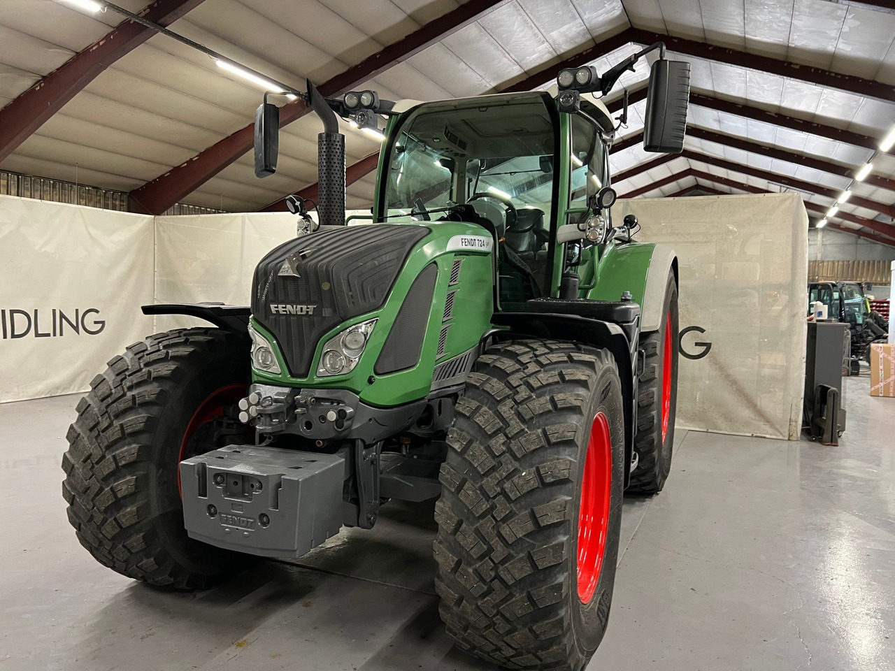 Fendt 724 Vario - Farm tractor: picture 3 Fendt 724 Vario - Farm tractor: picture 3