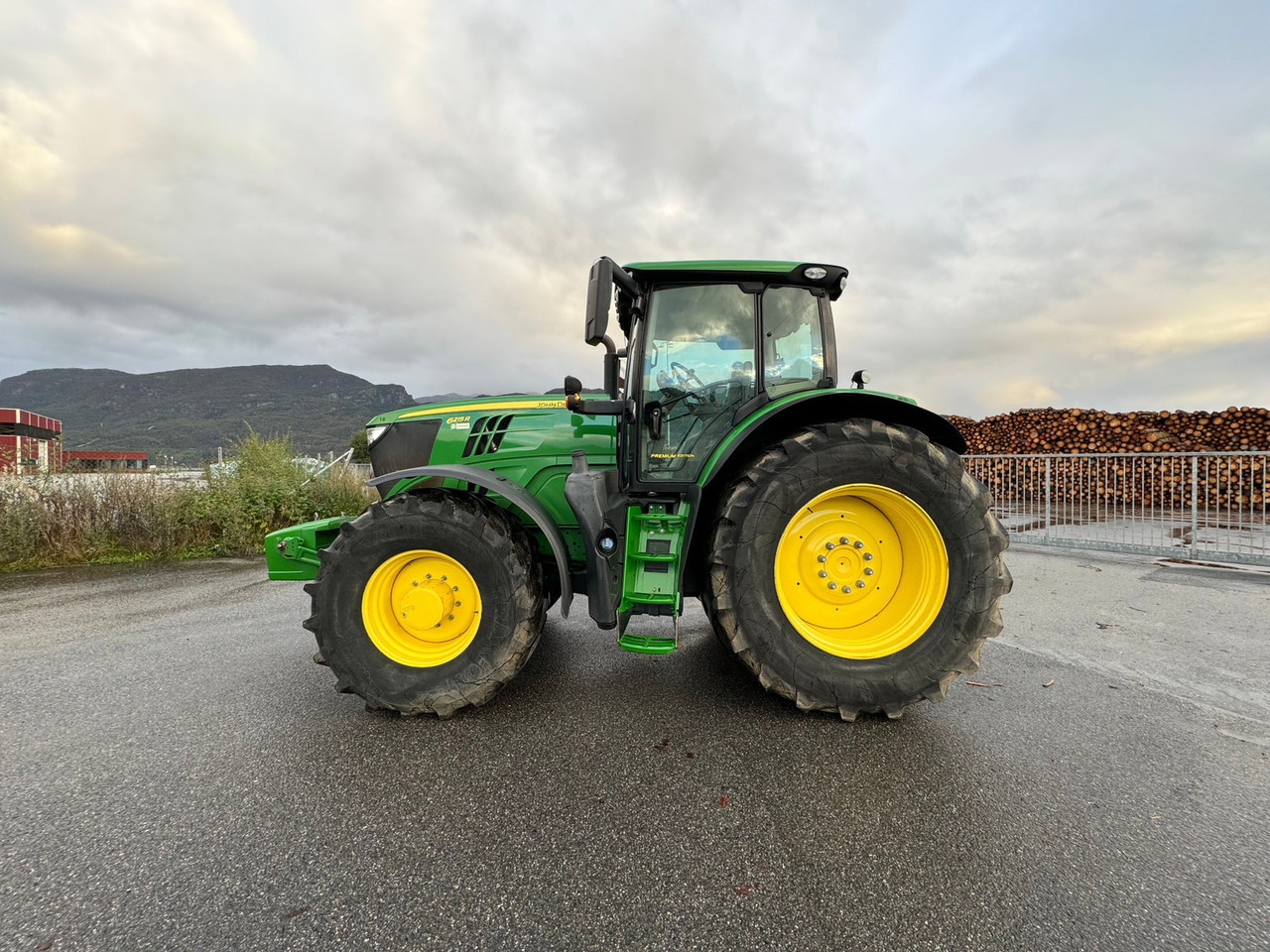 John Deere 6215R - Farm tractor: picture 3 John Deere 6215R - Farm tractor: picture 3