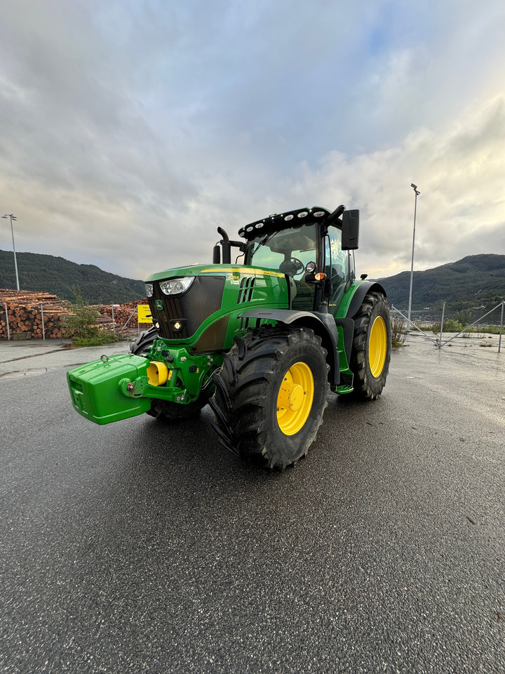 John Deere 6215R - Farm tractor: picture 2 John Deere 6215R - Farm tractor: picture 2