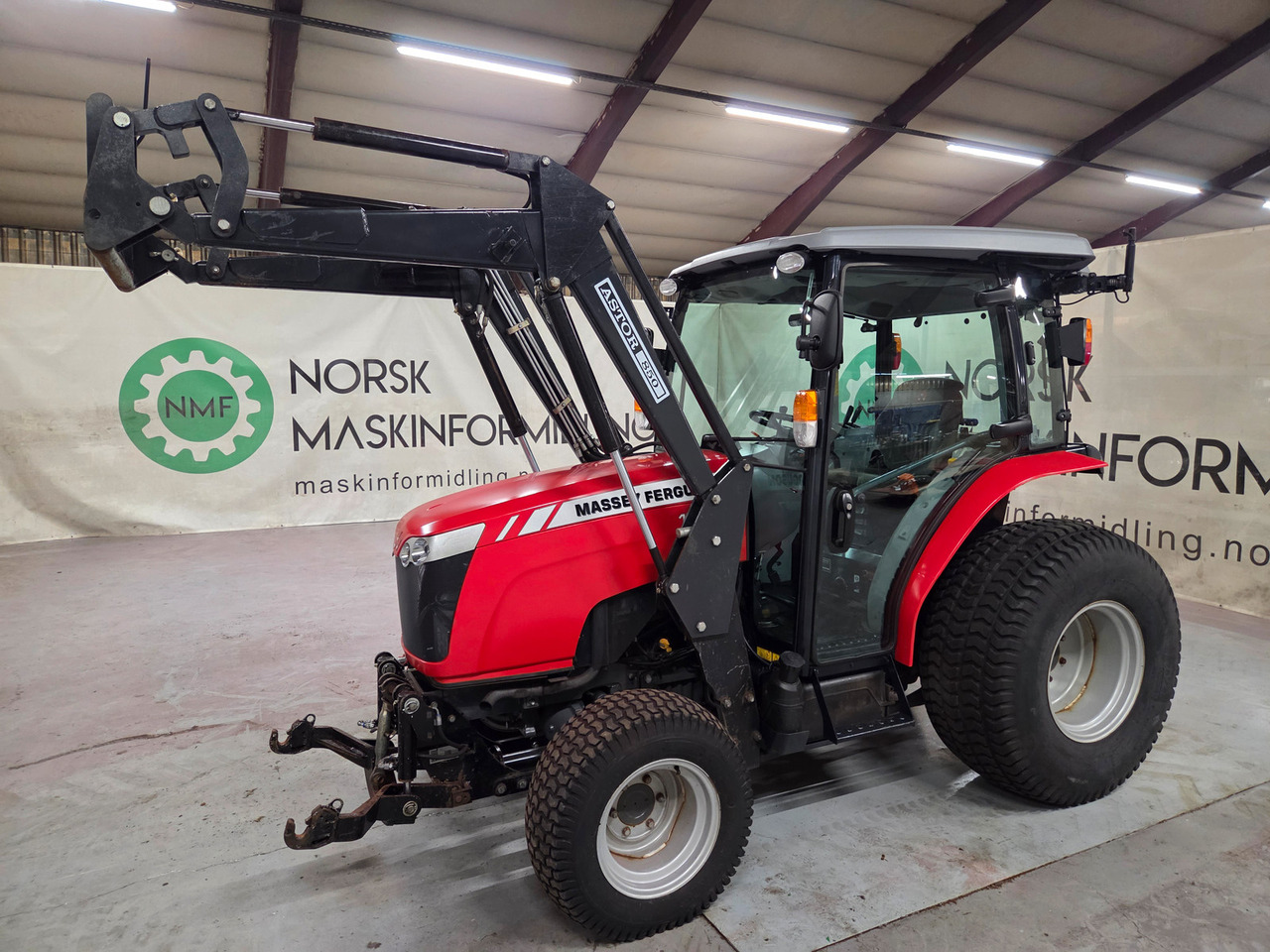 Massey Ferguson 1747 m/Laster, Front Hydraulikk og Front PTO - Farm tractor: picture 1 Massey Ferguson 1747 m/Laster, Front Hydraulikk og Front PTO - Farm tractor: picture 1