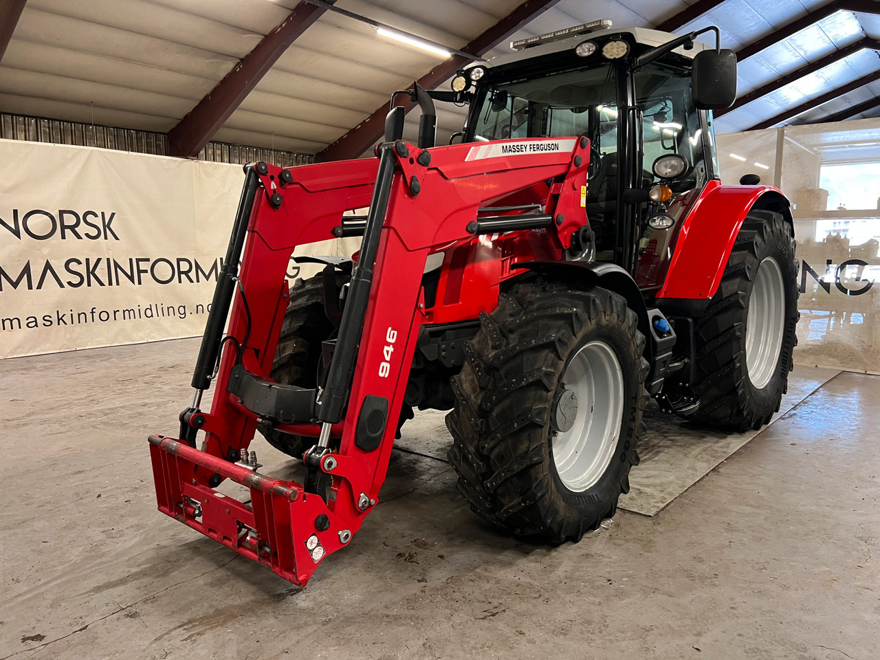 Massey Ferguson 5613 Dyna 6 - Farm tractor: picture 2 Massey Ferguson 5613 Dyna 6 - Farm tractor: picture 2