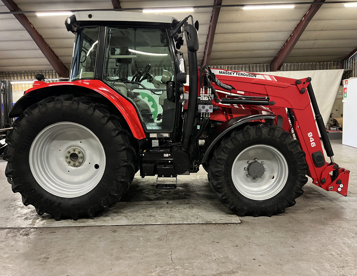 Massey Ferguson 5613 Dyna 6 - Farm tractor: picture 5 Massey Ferguson 5613 Dyna 6 - Farm tractor: picture 5