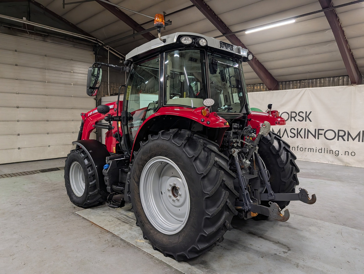 Massey Ferguson 5712S - Farm tractor: picture 3 Massey Ferguson 5712S - Farm tractor: picture 3