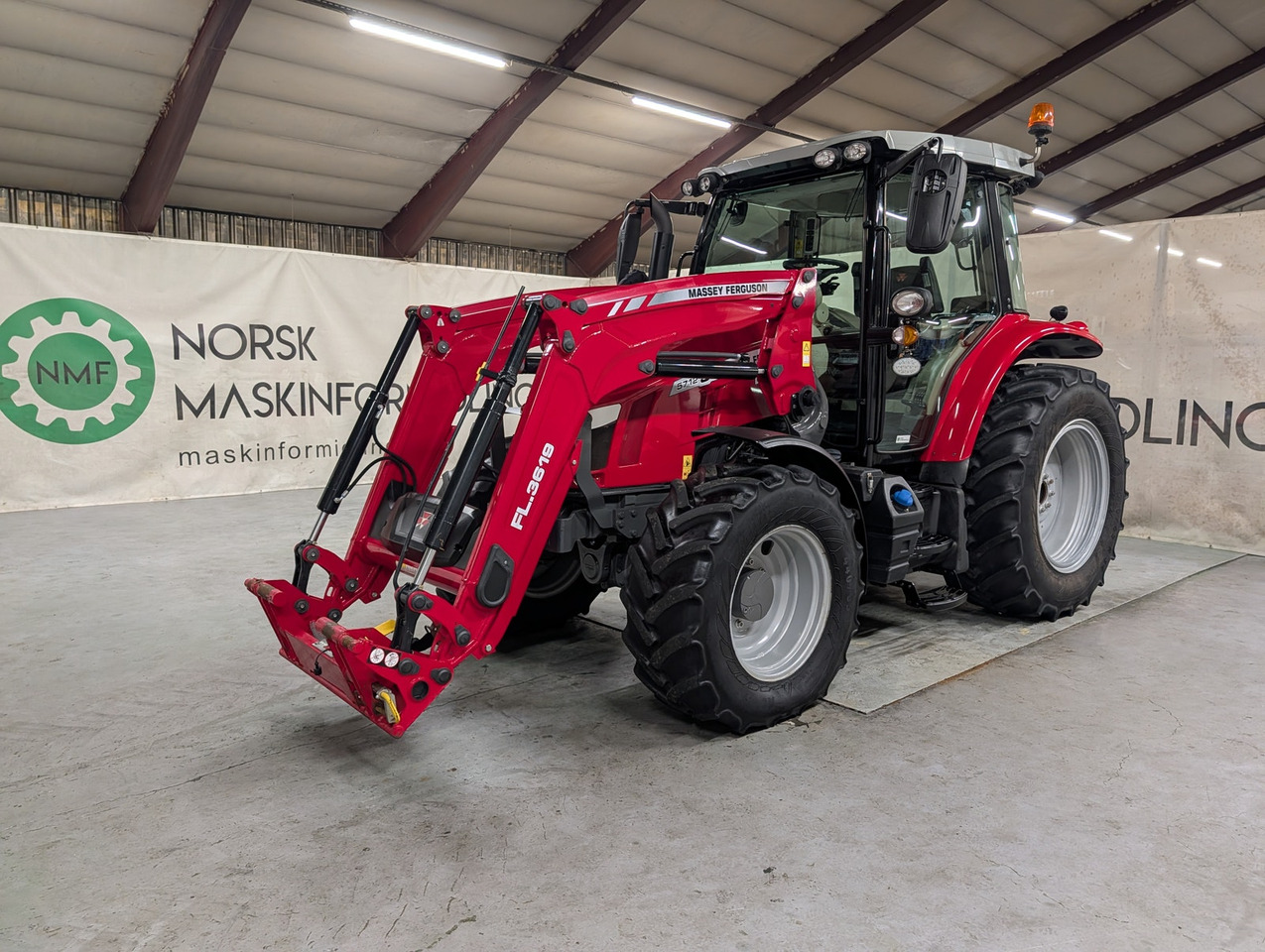 Massey Ferguson 5712S - Farm tractor: picture 1 Massey Ferguson 5712S - Farm tractor: picture 1