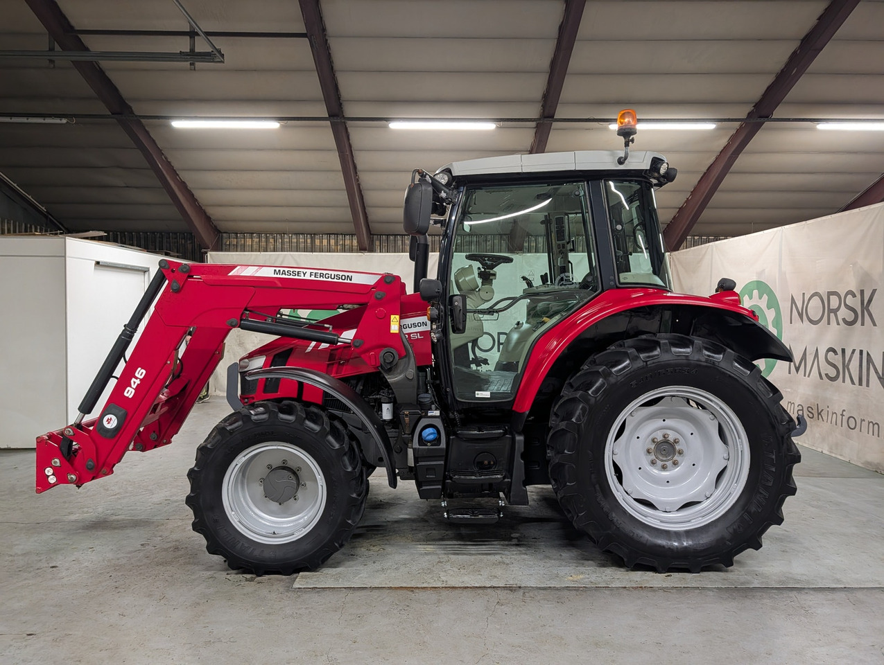 Massey Ferguson 5712SL - Farm tractor: picture 2 Massey Ferguson 5712SL - Farm tractor: picture 2