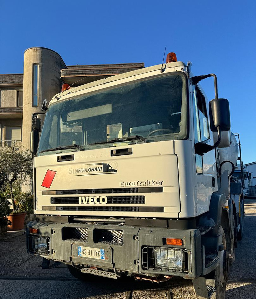 Betonpompa CIFA Iveco Trakker 410E44 - Mixer pump truck: picture 2 Betonpompa CIFA Iveco Trakker 410E44 - Mixer pump truck: picture 2