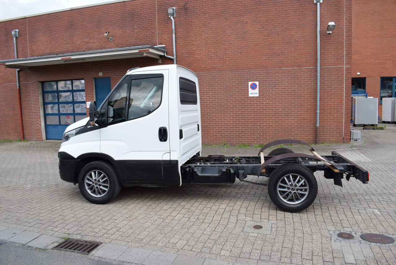 Iveco Daily 35 S21 3,0 Automatik Luftfederung Tempomat - Cab chassis truck: picture 3 Iveco Daily 35 S21 3,0 Automatik Luftfederung Tempomat - Cab chassis truck: picture 3