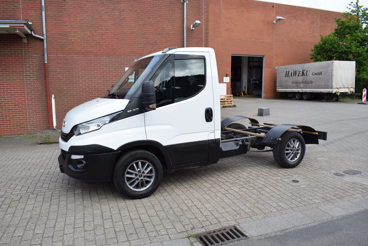 Iveco Daily 35 S21 3,0 Automatik Luftfederung Tempomat - Cab chassis truck: picture 2 Iveco Daily 35 S21 3,0 Automatik Luftfederung Tempomat - Cab chassis truck: picture 2