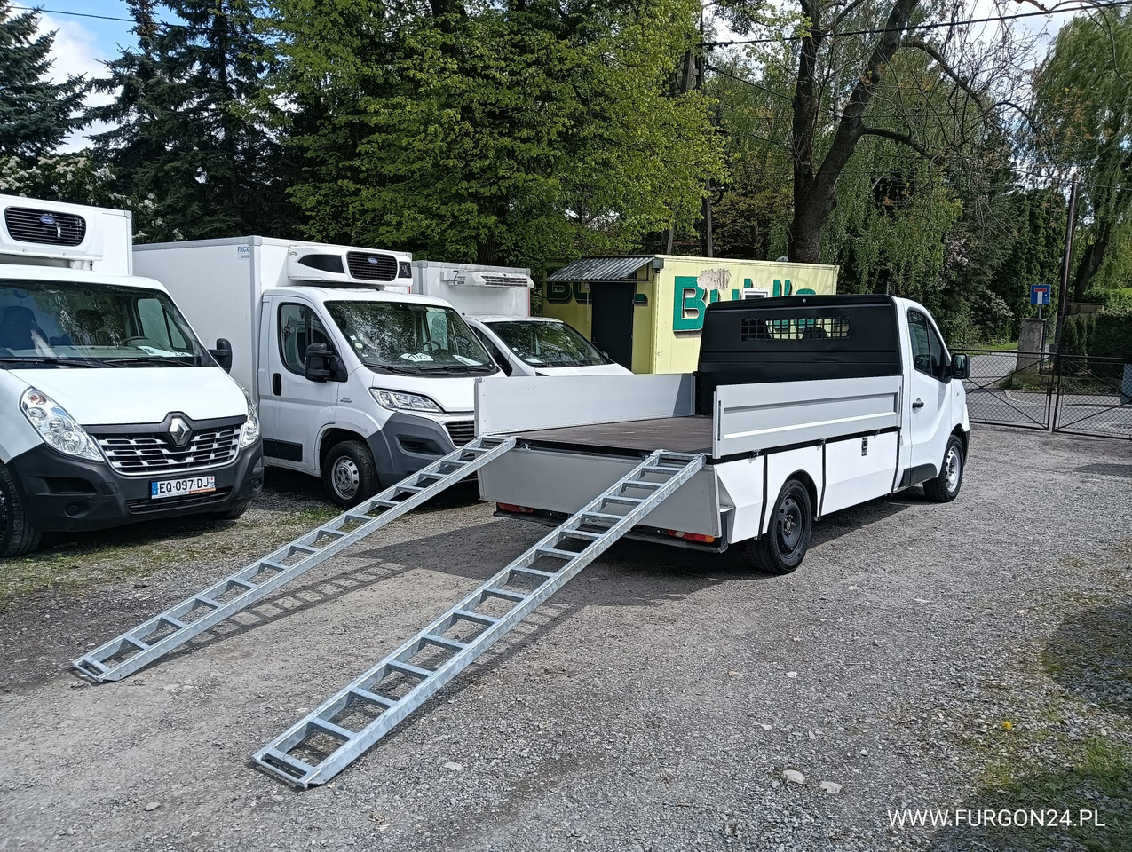 RENAULT TRAFIC SKRZYNIA PAKA Z NAJAZDAMI I PÓŁKAMI NR 689 - Open body delivery van: picture 4 RENAULT TRAFIC SKRZYNIA PAKA Z NAJAZDAMI I PÓŁKAMI NR 689 - Open body delivery van: picture 4