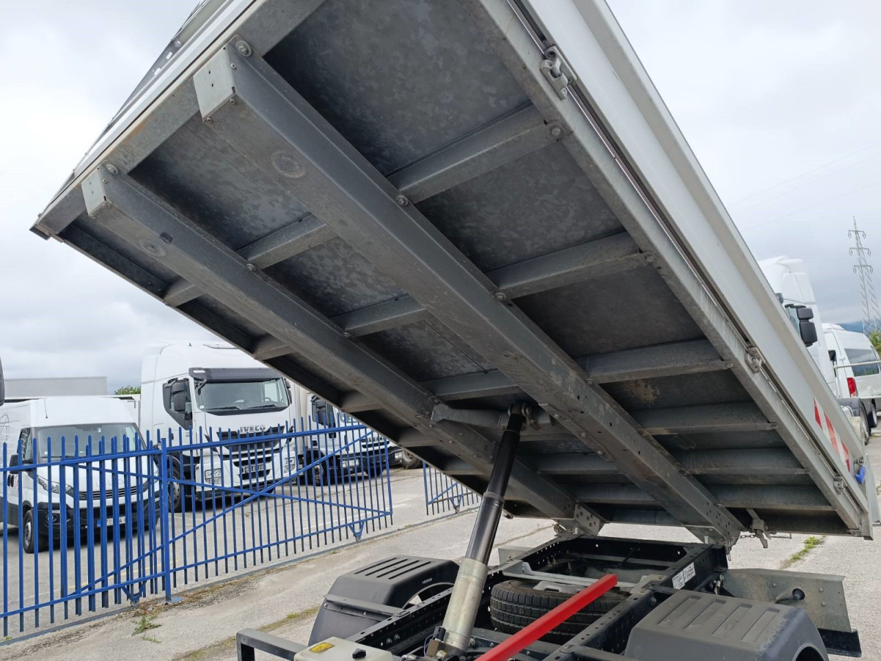 Tipper van IVECO Daily 35C14: picture 15