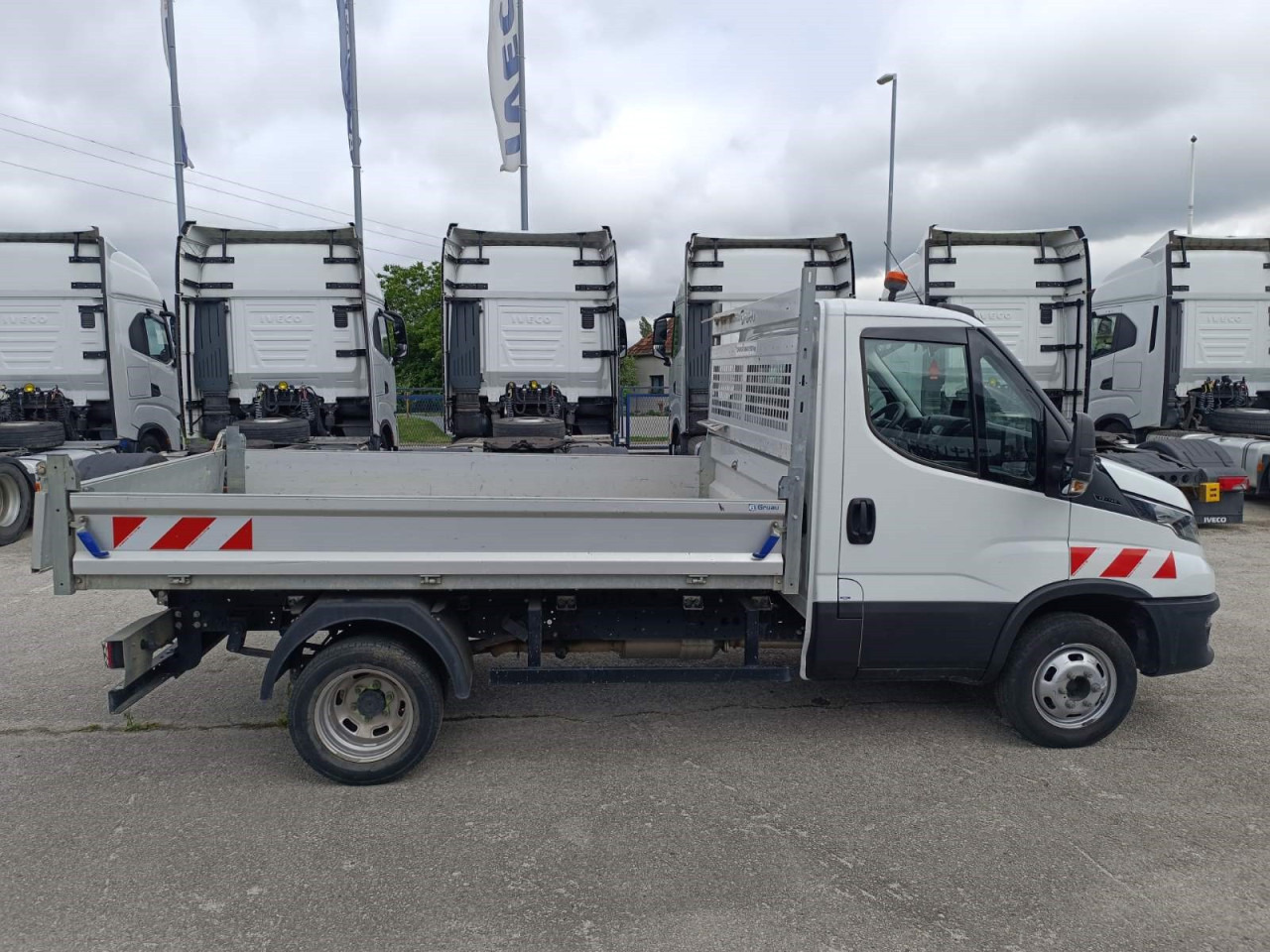 Tipper van IVECO Daily 35C14: picture 12