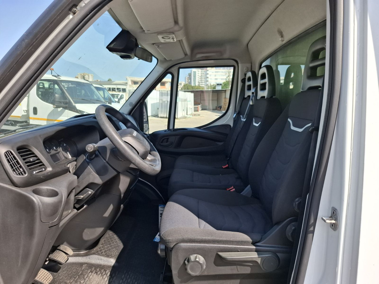 IVECO Daily 35C16H3.0 box/lift - Closed box van: picture 2 IVECO Daily 35C16H3.0 box/lift - Closed box van: picture 2