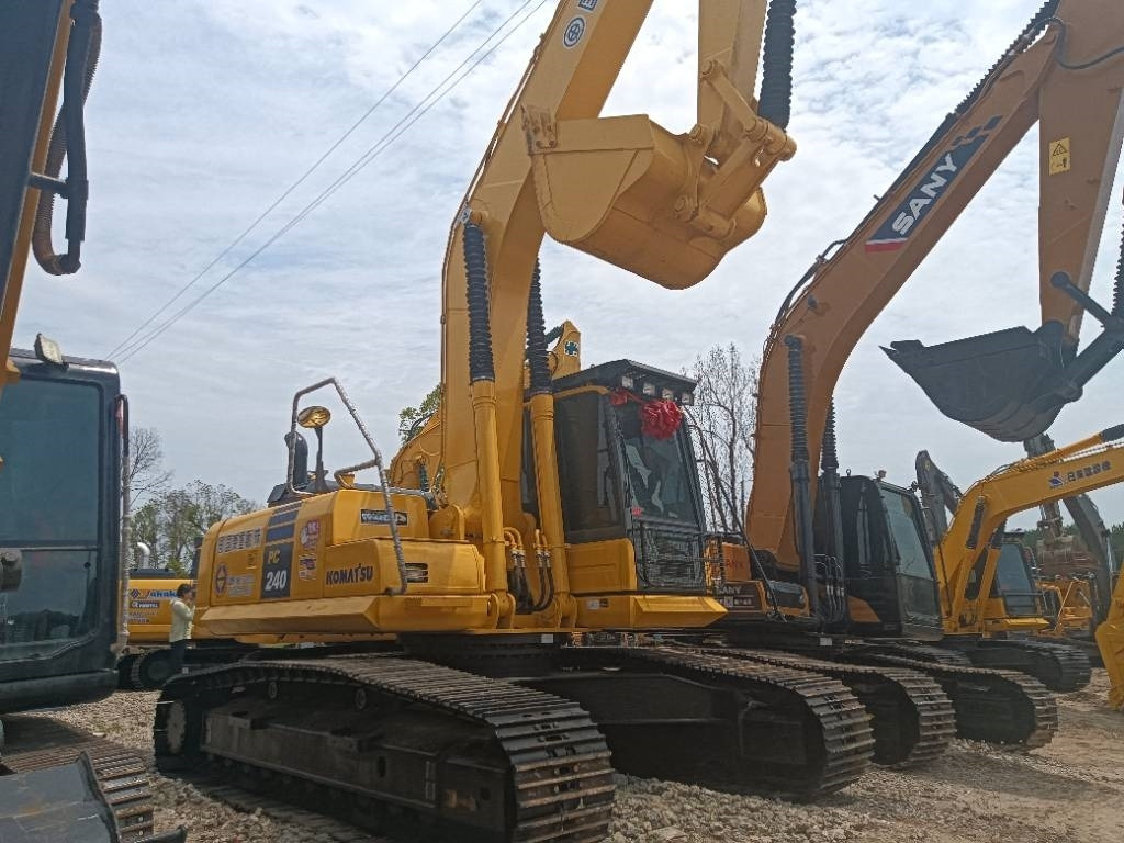 Komatsu PC 240  - Crawler excavator: picture 3 Komatsu PC 240  - Crawler excavator: picture 3