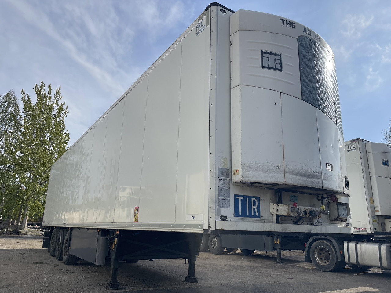 Schmitz SKO 24 with meat hooks - Refrigerator semi-trailer: picture 1 Schmitz SKO 24 with meat hooks - Refrigerator semi-trailer: picture 1