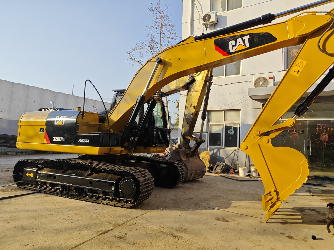 Crawler excavator CATERPILLAR 320D: picture 6