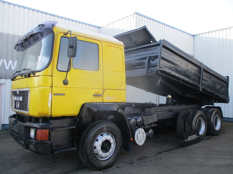 MAN 26.402 6x4 , ZF Manual , Retarder , 3 Way tipper , Spring suspension - Tipper: picture 1 MAN 26.402 6x4 , ZF Manual , Retarder , 3 Way tipper , Spring suspension - Tipper: picture 1