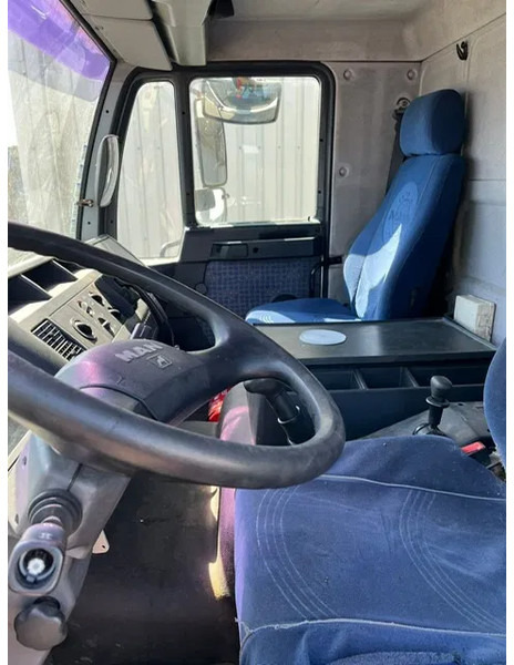 Curtainsider truck MAN LE 12 - 220C: picture 13