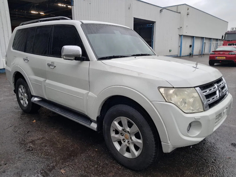 Mitsubishi Pajero GLS 3.5 - V6 , 4x4 , 7 Pers., Full Option - Car: picture 4 Mitsubishi Pajero GLS 3.5 - V6 , 4x4 , 7 Pers., Full Option - Car: picture 4