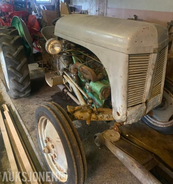 1900 Massey Ferguson Gråtass rep objekt - Farm tractor: picture 1 1900 Massey Ferguson Gråtass rep objekt - Farm tractor: picture 1
