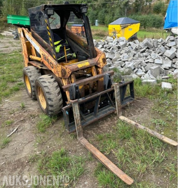 1990 Mustang 940 kompaktlaster med Pallegafler og skuff - Skid steer loader: picture 1 1990 Mustang 940 kompaktlaster med Pallegafler og skuff - Skid steer loader: picture 1
