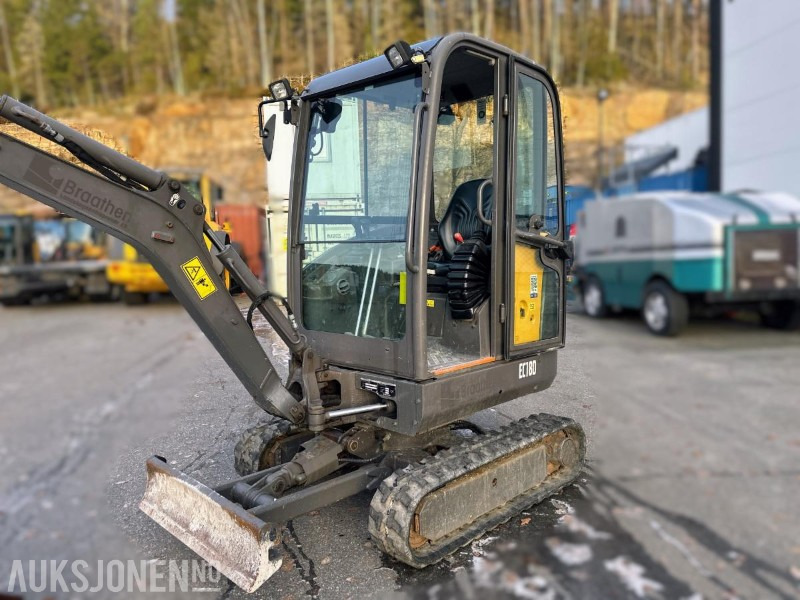 2017 VOLVO EC18D MINIGRAVER 1790 KG SMP GRAVESKUFFE 2358 TIMER - Mini excavator: picture 5 2017 VOLVO EC18D MINIGRAVER 1790 KG SMP GRAVESKUFFE 2358 TIMER - Mini excavator: picture 5