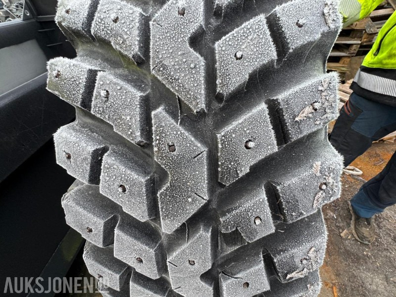 2007 Nokian TRI 2 traktordekk 440/80 R30 – med pigg - Agricultural machinery: picture 2 2007 Nokian TRI 2 traktordekk 440/80 R30 – med pigg - Agricultural machinery: picture 2