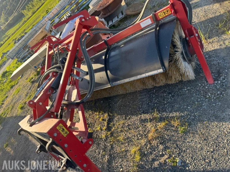 Tokvam - Hydraulisk feiekost med Eurofeste og triangelfeste - FK-21100 - Agricultural machinery: picture 1 Tokvam - Hydraulisk feiekost med Eurofeste og triangelfeste - FK-21100 - Agricultural machinery: picture 1