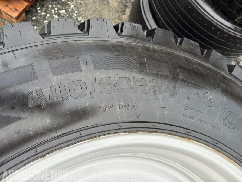 Traktordekk med pigg stått på New Holland T5060 - Agricultural machinery: picture 2 Traktordekk med pigg stått på New Holland T5060 - Agricultural machinery: picture 2