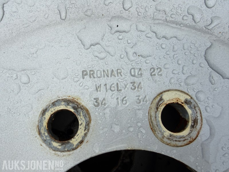 Traktordekk med pigg stått på New Holland T5060 - Agricultural machinery: picture 5 Traktordekk med pigg stått på New Holland T5060 - Agricultural machinery: picture 5