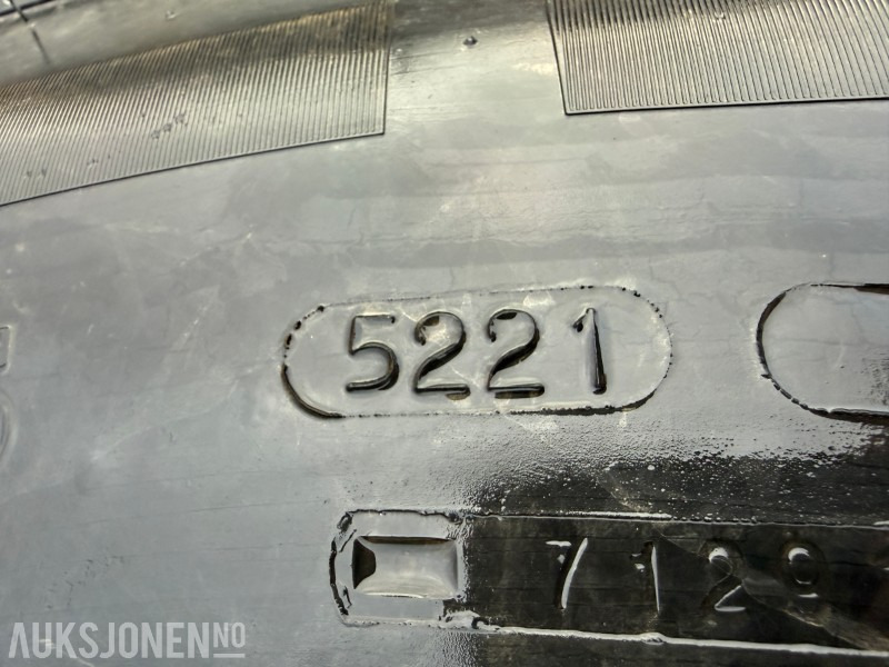 Traktordekk med pigg stått på New Holland T5060 - Agricultural machinery: picture 3 Traktordekk med pigg stått på New Holland T5060 - Agricultural machinery: picture 3